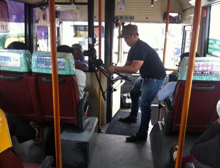 Phóng viên Phạm Nguyễn phỏng vấn khách đi xe buýt về nạn móc túi và sàm sỡ. 