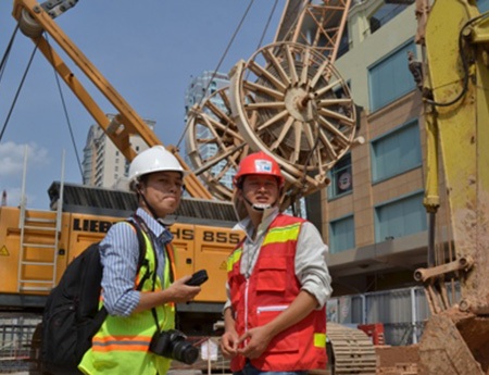 Phóng viên Phạm Nguyễn phỏng vấn khách đi xe buýt về nạn móc túi và sàm sỡ. 