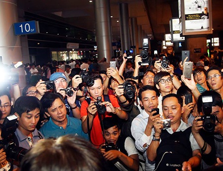 Phóng viên Phạm Nguyễn phỏng vấn khách đi xe buýt về nạn móc túi và sàm sỡ. 