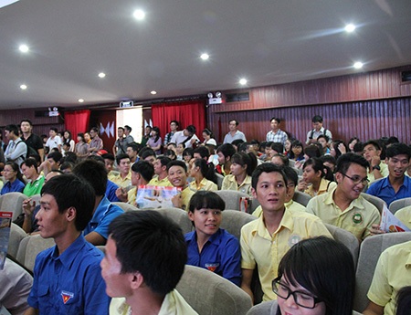 Nhiều bạn trẻ háo hức được giao lưu với Ánh Viên