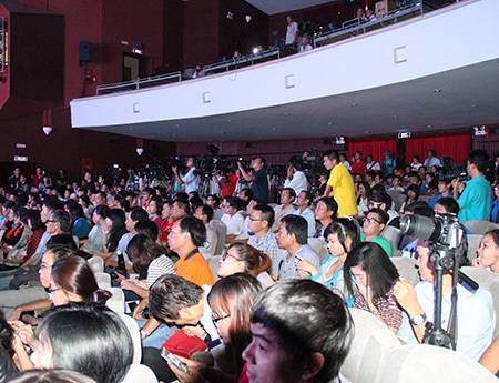 Khán phòng hội trường NVH Thanh Niên đông nghẹt với hàng ngàn người