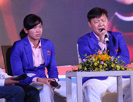 Ánh Viên và HLV Đặng Anh Tuấn trả lời câu hỏi của những người hâm mộ