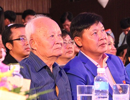 Nguyên Tổng cục trưởng Tổng cục TDTT Lê Bửu (trái) có mặt trong buổi giao lưu