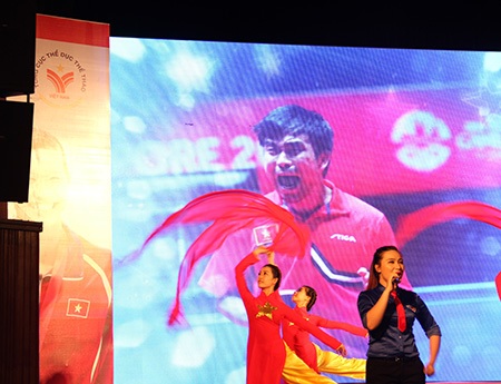 ... thông qua màn hình