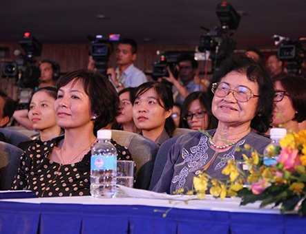 Giáo sư bơi lội đầu tiên của Việt Nam, bà Phan Nguyệt Nga (phải)