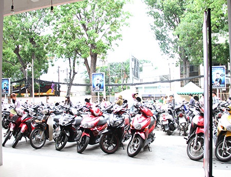 Không khí sôi động bên ngoài hội trường