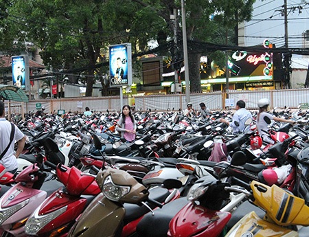 Bãi giữ xe tại NVH Thanh Niên dường như quá tải trong ngày Ánh Viên xuất hiện
