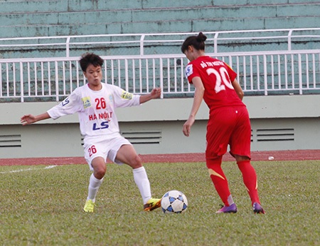 Hà Nội 1 (áo trắng) bất ngờ thất bại ở lượt 8 (ảnh: Trọng Vũ)