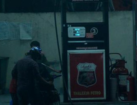 Chủ tịch nước Trương Tấn Sang nán lại thăm hỏi nhóm phóng viên sau buổi tiếp xúc cử tri