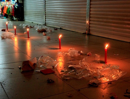 Các quầy sạp hàng khu chợ mới Đà Lạt bị “kẻ gian” quăng rác thải bừa bãi vào rạng sáng 6/6