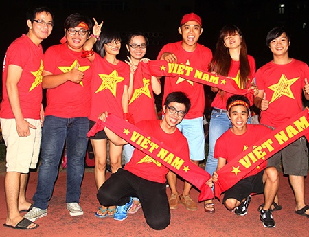 Dù ở đâu thì họ vẫn mang vẻ hào hứng khi theo chân đội bóng của HLV Miura