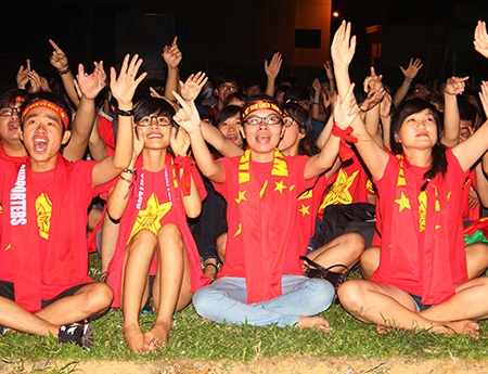 Một bầu không khí cuồng nhiệt được các fan tạo ra