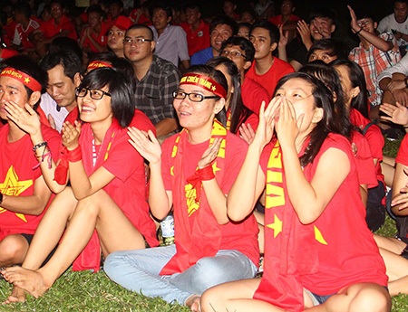 Một bầu không khí cuồng nhiệt được các fan tạo ra