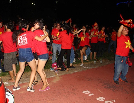 Và nhảy cẩng như những đứa trẻ, khi đội nhà ghi bàn