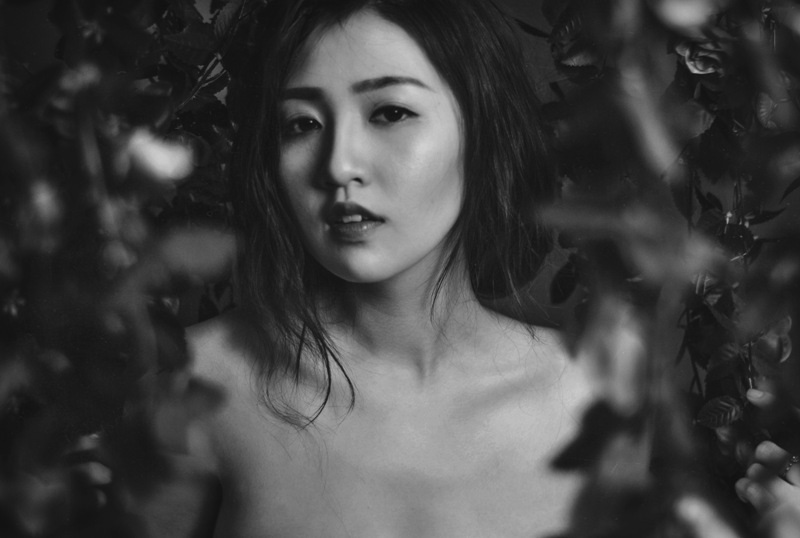 Á hậu Dương Tú Anh quyến rũ với ảnh đen trắng - 1 Á hậu Dương Tú Anh