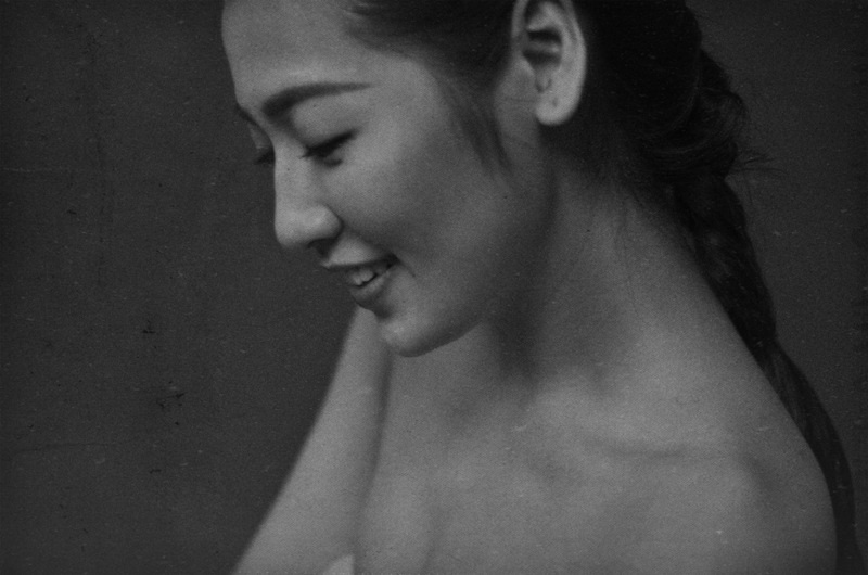 Á hậu Dương Tú Anh quyến rũ với ảnh đen trắng - 4 Á hậu Dương Tú Anh khá táo bạo và quyến rũ trong bộ ảnh mới này