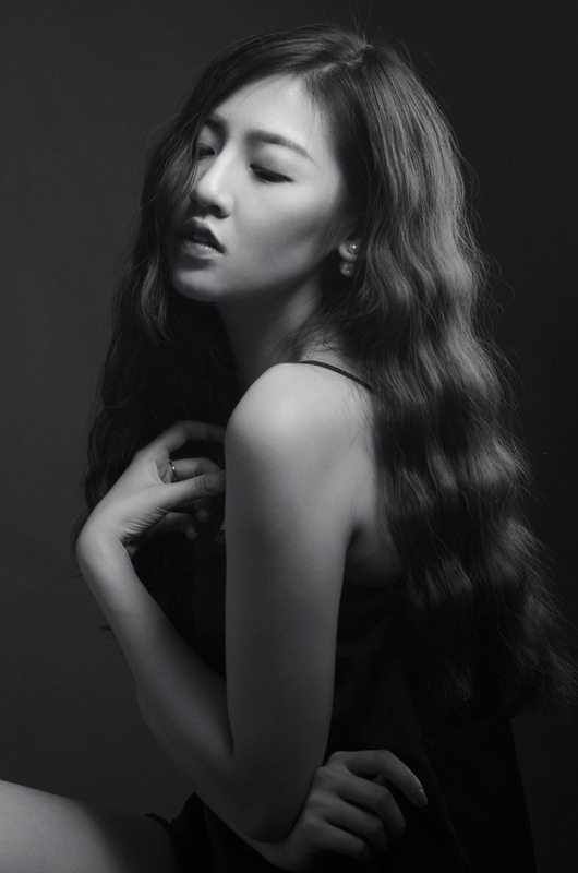 Á hậu Dương Tú Anh quyến rũ với ảnh đen trắng - 5 Dương Tú Anh hiện là sinh viên năm cuối