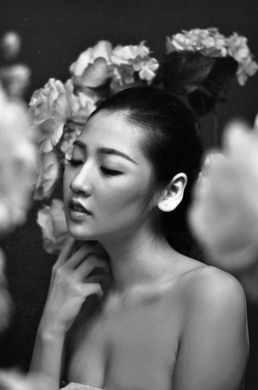 Á hậu Dương Tú Anh quyến rũ với ảnh đen trắng - 6 Dương Tú Anh hiện là sinh viên năm cuối