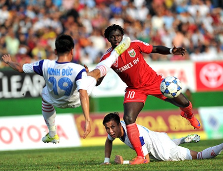 Abass (10) mờ nhạt vì bị các hậu vệ đối phương phong tỏa (ảnh: Quang Thắng)