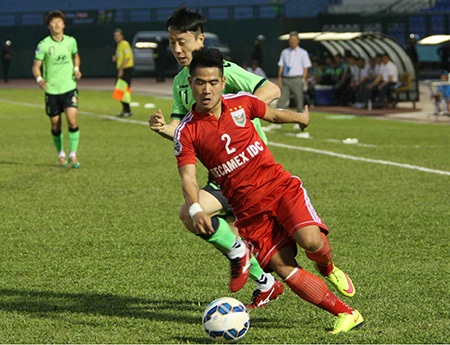 B.Bình Dương (áo đỏ) phải nhận thất bại sốc nhất vòng 17 (ảnh: Anh Hải)