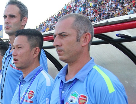 HLV Graechen Guillaume (bìa phải) muốn Công Phượng nỗ lực nhiều hơn (ảnh: Nguyễn Đình)