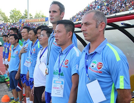 HLV Graechen Guillaume (bìa phải) vẫn được bầu Đức tin tưởng (ảnh: Nguyễn Đình)