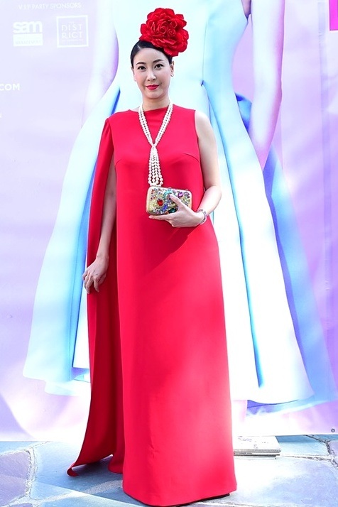 Với chiếc váy đỏ suông nổi bật, nhưng hoa hậu
