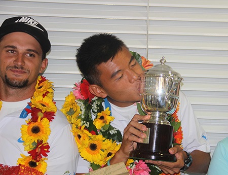 Gần 14h, Hoàng Nam xuất hiện tại sân bay Tân Sơn Nhất cùng cúp vô địch đôi nam trẻ Wimbledon