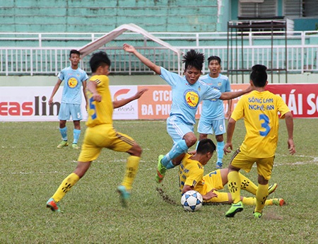 Khánh Hòa (áo xanh) không thể vượt qua SL Nghệ An (ảnh: Trọng Vũ)