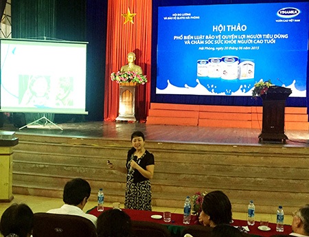 Hơn 1.000 người cao tuổi tìm hiểu Luật bảo vệ người tiêu dùng cùng Vinamilk - 4 Hơn 1.000 người cao tuổi tìm hiểu Luật bảo vệ người tiêu dùng cùng Vinamilk