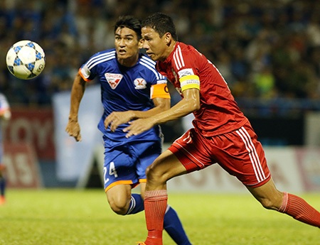 B.Bình Dương (phải) tái chiếm ngôi đầu (ảnh: Gia Hưng)