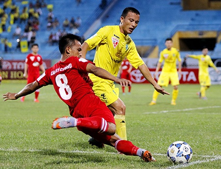 Thanh Hóa (áo đỏ) không phải là đối thủ của Hà Nội T&T (ảnh: Gia Hưng)