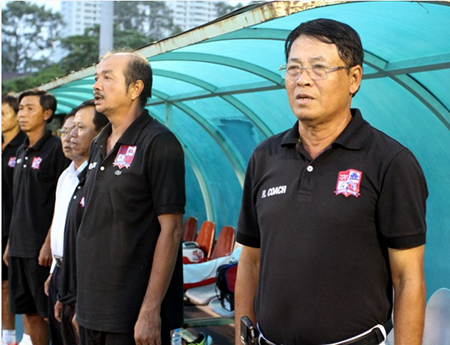 HLV Trần Bình Sự (bìa phải) quyết tâm giúp Đồng Nai trụ lại V-League