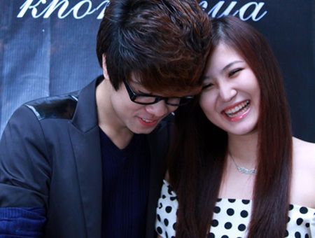 Những cặp đôi “sáng hợp - chiều tan” của showbiz Việt - 5 Harry Lu hôn Hoàng Thùy Linh đắm đuối trên sân khấu