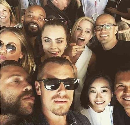 Người đẹp không quên “tự sướng” cùng đoàn làm phim