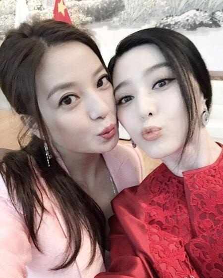 Triệu Vy thân thiết với Phạm Băng Băng