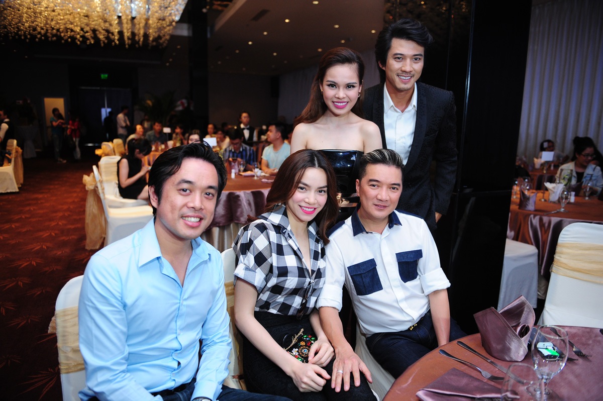 Nhạc sĩ Dương Khắc Linh cũng đến chia vui cùng Giang Hồng Ngọc