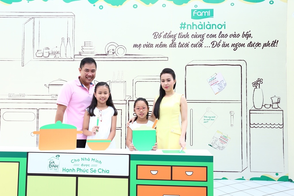 4 gia đình nghệ sĩ hội ngộ trên sân khấu "Nhà là nơi..." - 7 Gia đình
Cẩm Ly có mặt rất sớm để chụp hình lưu niệm tại sự kiện