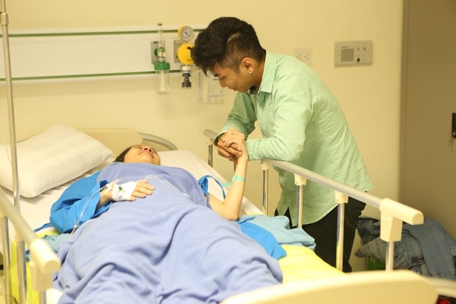 Phan Hiển ở bên Khánh Thy khi cô sinh con - 1 Phan Hiển túc trực bên cạnh Khánh Thi khi sinh con