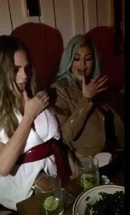 Cặp sao cùng nhau “đo ngực”