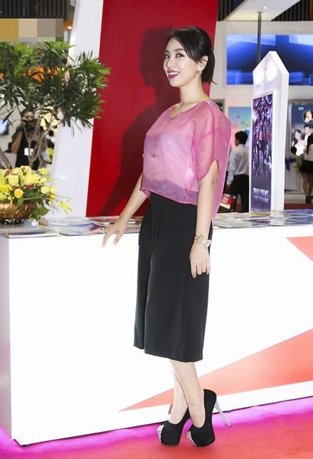 Những sao Việt mất điểm vì gu thẩm mỹ kém - 6 Miko Lan Trinh