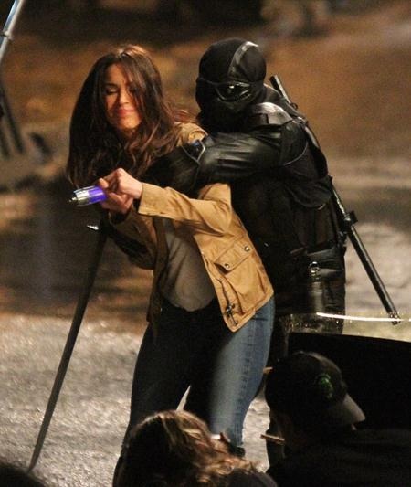 Megan Fox vật lộn với gã đàn ông bịt mặt