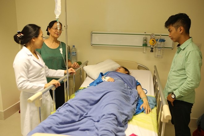 Phan Hiển ở bên Khánh Thy khi cô sinh con - 2 Mẹ Khánh Thi cũng túc trực để chăm sóc cho con gái