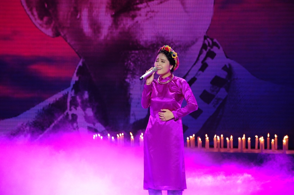 Kiều Anh của đội Thu Phương có tiết mục mở màn, cô chọn ca khúc