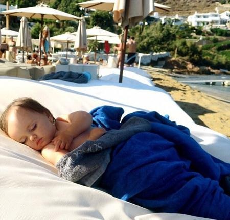 “Người đẹp ngủ … trên bờ biển”, mẹ Tamara chú thích