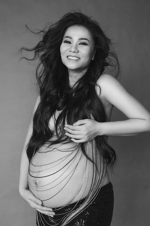 Điểm danh những sao Việt sexy nhất - 2 Thậm chí trước khi sinh nữ ca sĩ còn tung loạt hình gợi cảm không kém.