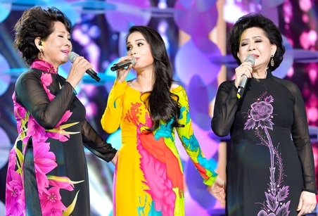 Cẩm Ly hạnh phúc khi được hát cùng thần tượng - 1 Lần đầu tiên Cẩm Ly song ca cùng hai thần tượng trong liveshow riêng của mình