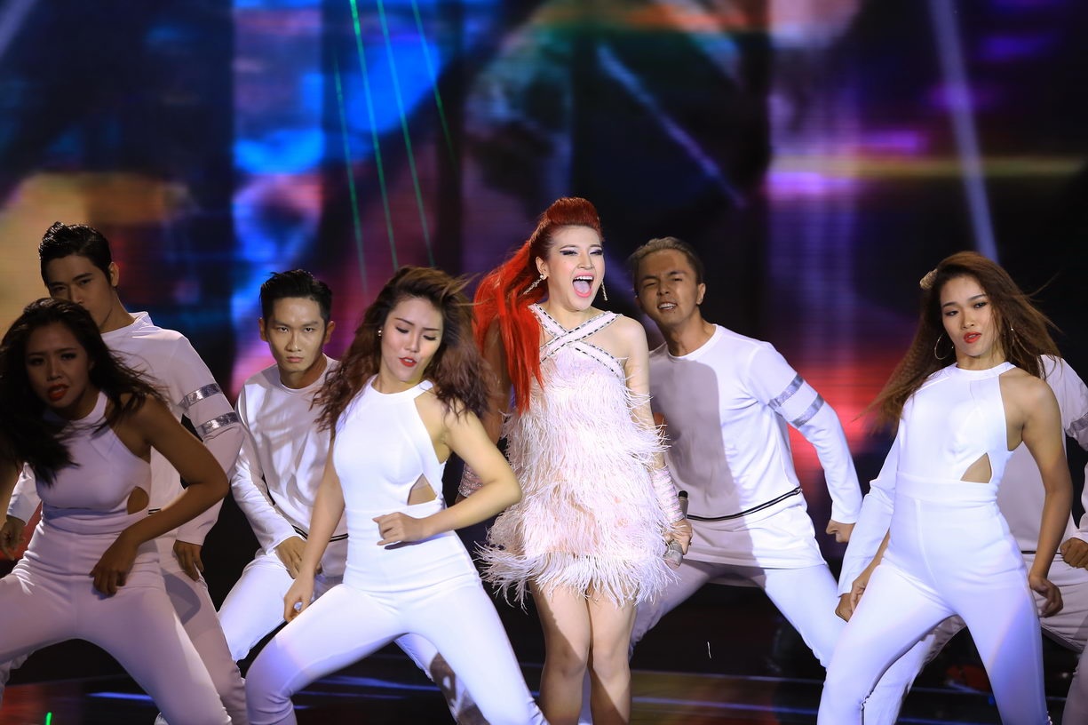 Tố Ny biểu diễn hit