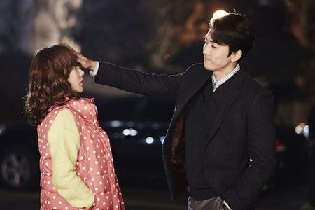 Vẻ lịch lãm, chu đáo của Song Seung Hun giúp anh chàng ghi điểm tuyệt đối