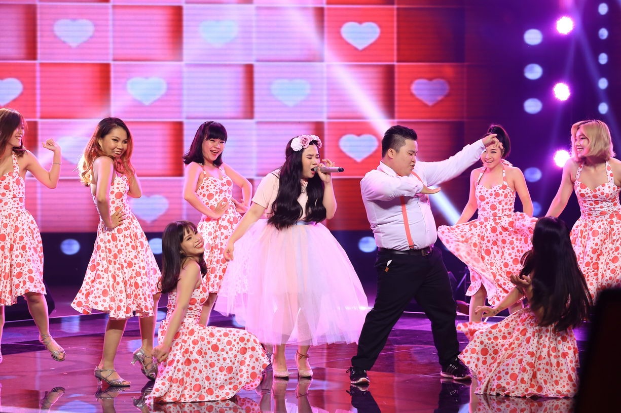 Vân Anh biểu diễn liên khúc